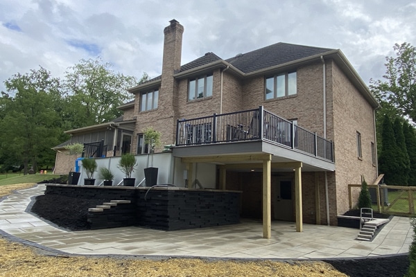 outdoor living area with retaining wall and pavers